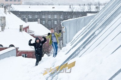 "Lollusi ei ole matši lähenedes enam vaja teha!" RAJU 7 tiiseri filmimiseks katuseaknaid lumest puhastamas (mina harjaga) (detsember 2010).