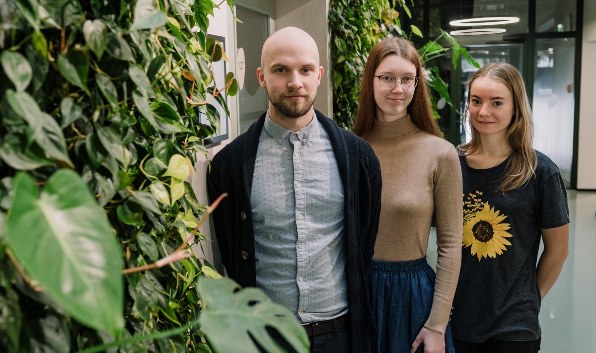 TÜ bioloogiatudengid Tõnis Tamme (vasakul), Ilona Tamm ja Annaleena Vaher kinnitavad, et ehkki eluslooduse hävinemine teeb meele mõruks, ei kavatse nad alla anda.