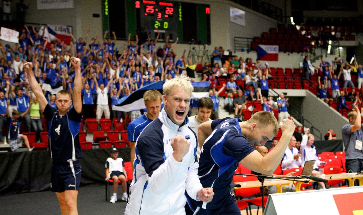 Eesti võrkpallikoondis ja fännid tähistavad võitu Portugali üle, aasta oli siis 2011.