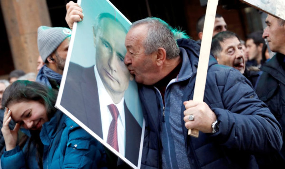 Мужчина целует плакат Владимира Путина, Сербия