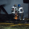 Narvas puhkes kortermaja keldris tulekahju, päästjad tõid majast välja kuus inimest