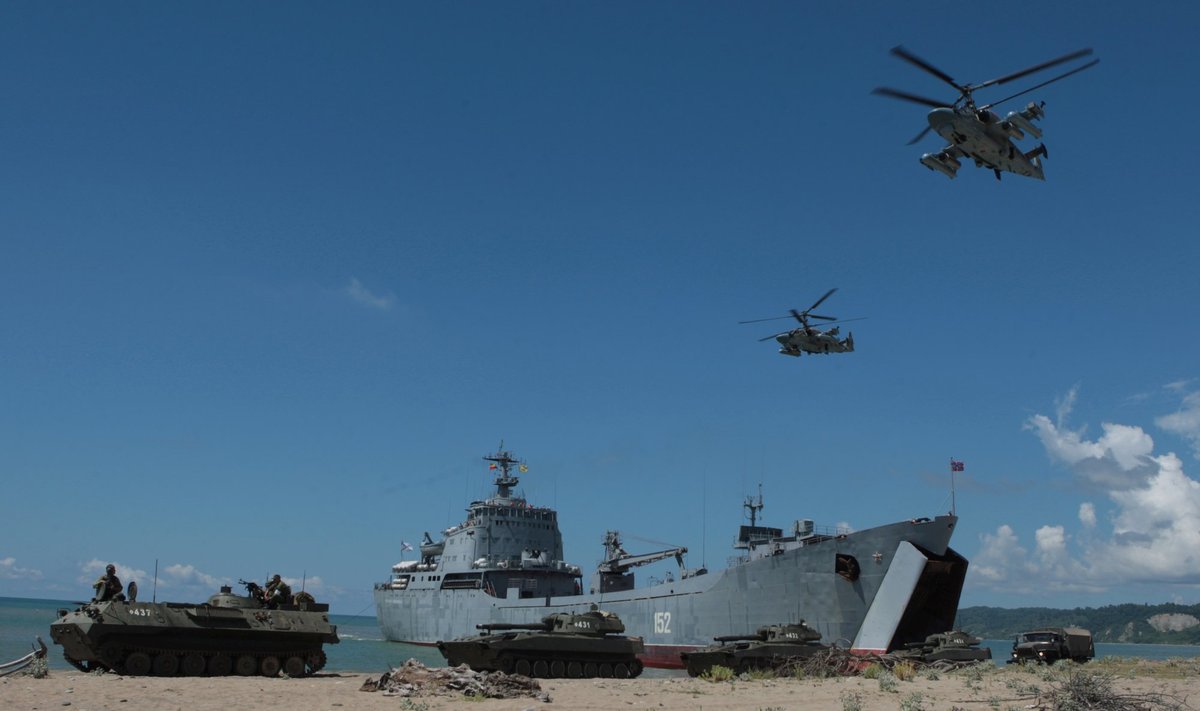 Военные вертолеты Ка-52 над десантным кораблем «Николай Фильченков» во время учений на берегу Черного моря 