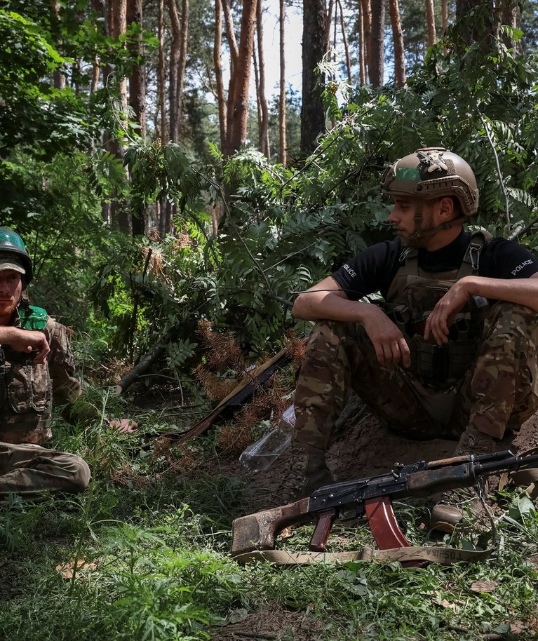 Ukraina sõjaväelased puhkavad oma positsioonidel rindejoonel keset Venemaa rünnakut Ukrainale Kupjanski linna lähedal Harkivi oblastis. Foto on tehtud 19. juulil 2023.