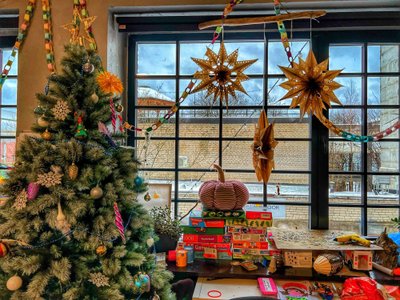 Мой визит в библиотеку состоялся после Рождества 2023 года. В уголке библиотеки возвышалась праздничная ёлка, сверкающая новогодним волшебством. Огоньки играли на ветвях, и в воздухе витала атмосфера праздничной радости. Библиотека оказалась окутанной волшебством праздничных украшений, создавая уникальную атмосферу, где встречаются книги и волшебство праздничных вечеров.