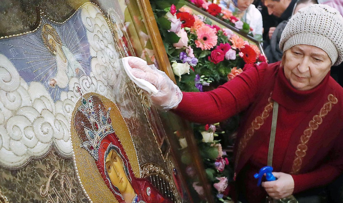 Ühes Jekaterinburgi kirikus puhastati üleeile ikoone desinfitseeriva vahendiga. Alles hiljuti pääsesid usklikud ikoonide juurde takistusteta.