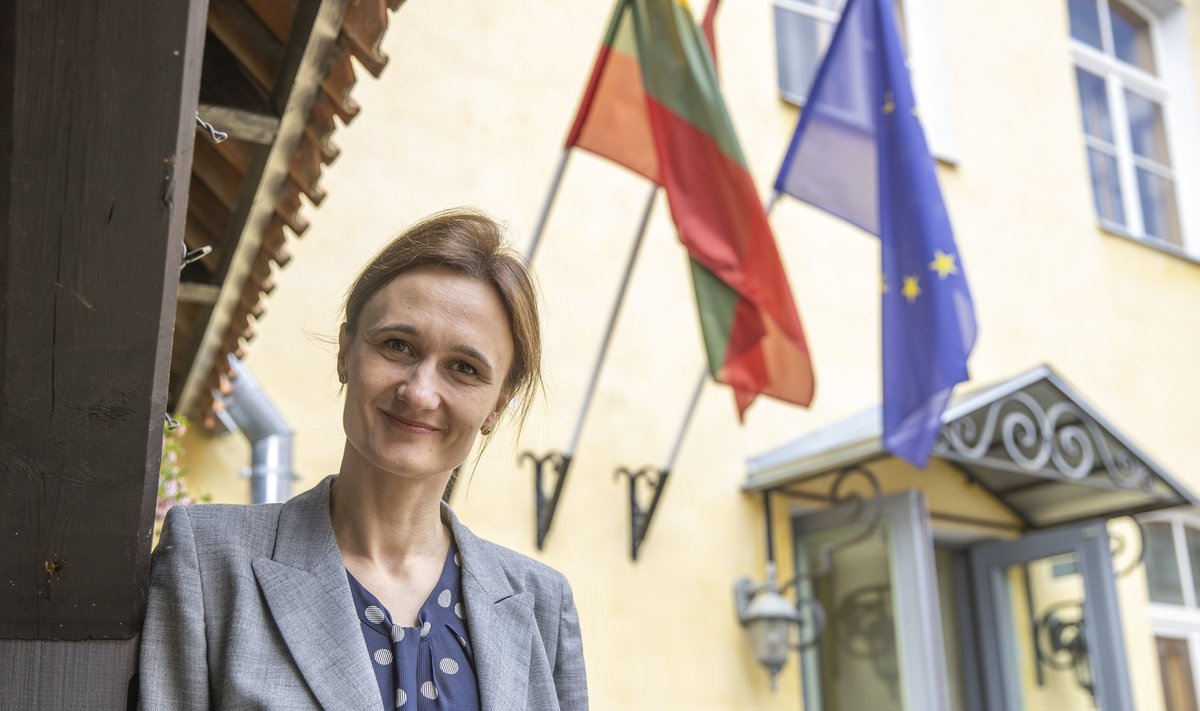 Leedu parlamendi esimees Viktorija Čmilytė-Nielsen, kes on muide males rahvusvaheline suurmeister, liitus seimiga 2015. aastal.