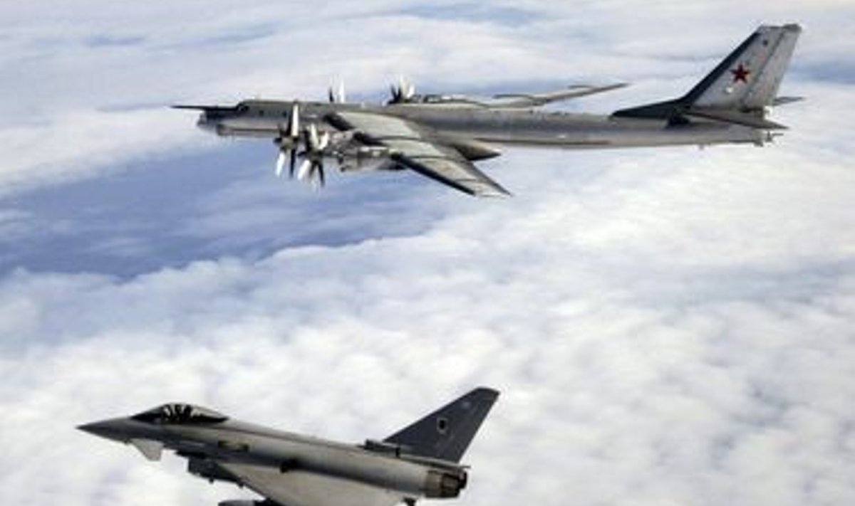 Tu-95 ja teda saatev Briti hävitaja Typhoon