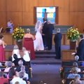 VIDEO: Paljas mees ilmub võõrale laulatusele