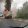VIDEO JA FOTOD: Tallinna-Tartu maanteel põles õunamahlalastiga veoauto kabiin