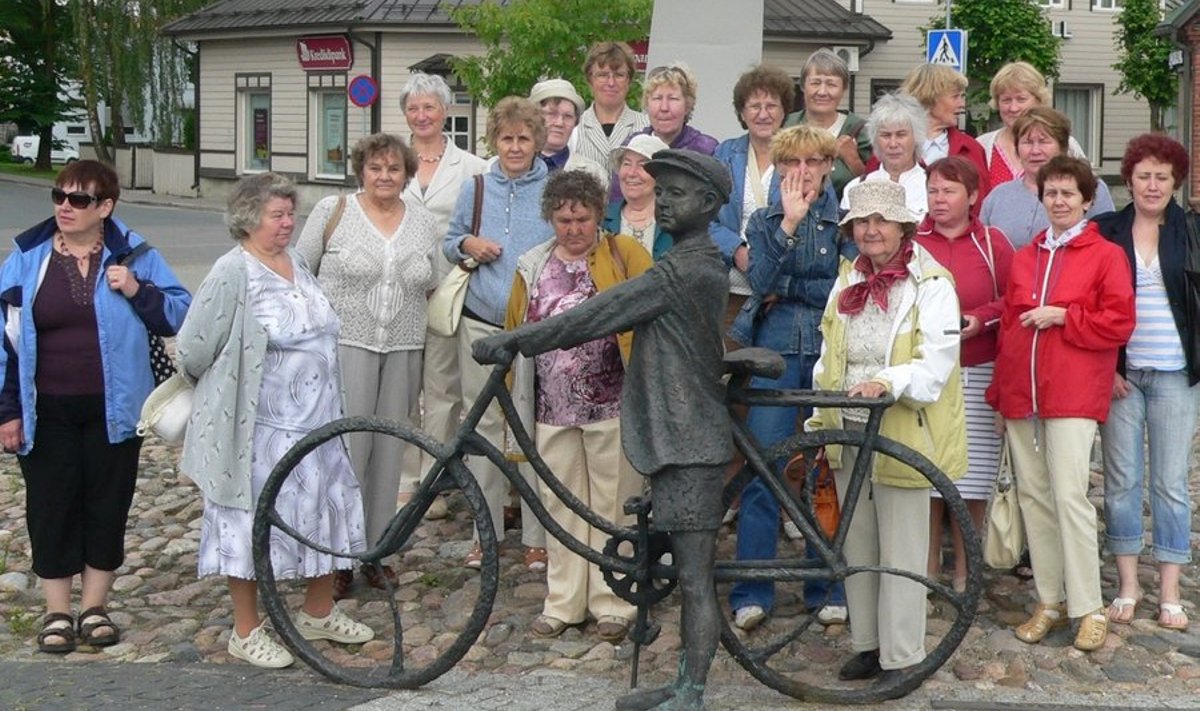 Vanaemade rõõmus seltskond Rakveres, esiplaanil „Poiss jalgrattaga“ ehk monument Arvo Pärdile.