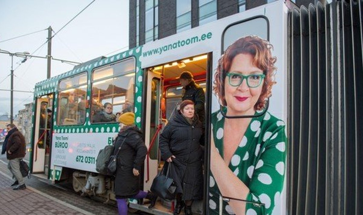Yana Toomi õigusbürood reklaamiv tramm.