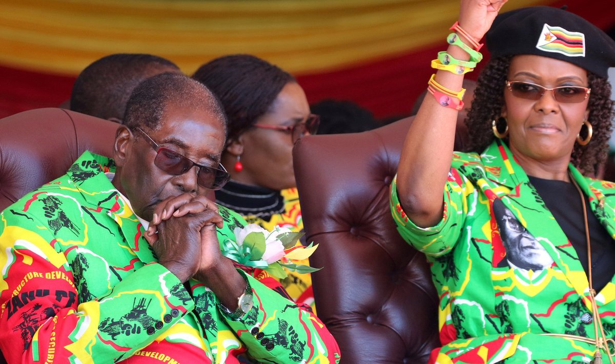 Zimbabwe esipaar Robert ja Grace Mugabe. President tukub oma tugitoolis, tema naine võitleb riigivaenlastega.