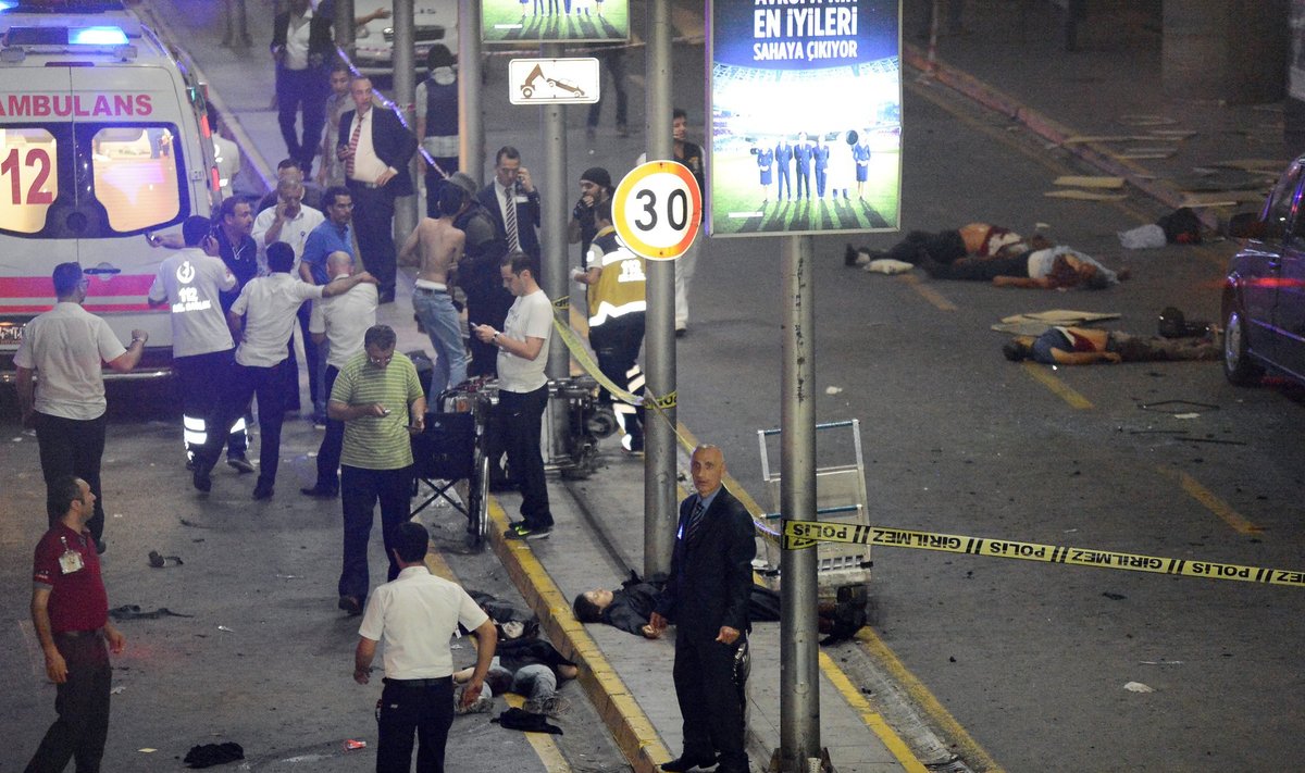 Segadus Atatürki lennujaamas Istanbulis pärast terrorirünnakut