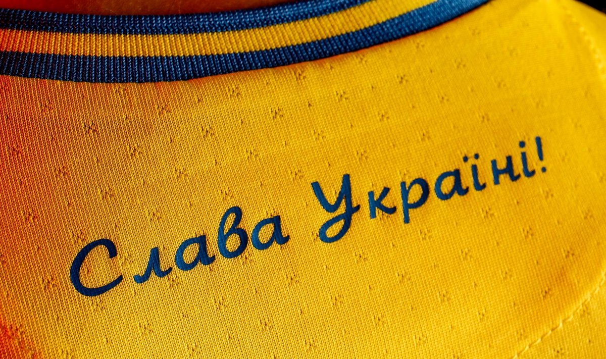 Loosung "Au Ukrainale!" Ukraina koondise särgil.