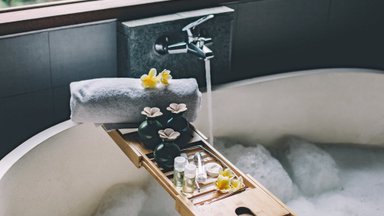 Ловкий трюк для устранения засора в ванной: сработает лучше любой бытовой химии