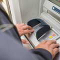 Ajaleht: Soomes töötavatelt eestlastelt võetakse üle kantud palk pangaautomaadi juures tagasi