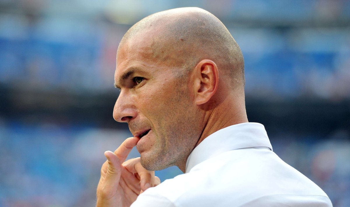Zinédine Zidane loosib reedel MM-i alagruppe.