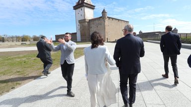 FOTOD | President Alar Karis käis Euroopa päeva puhul Narva muuseumit uudistamas