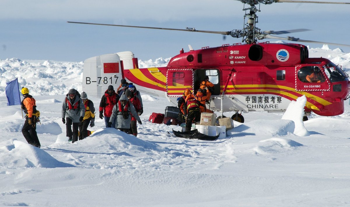 Hiina helikopter päästab Antarktikast Vene teadlasi.