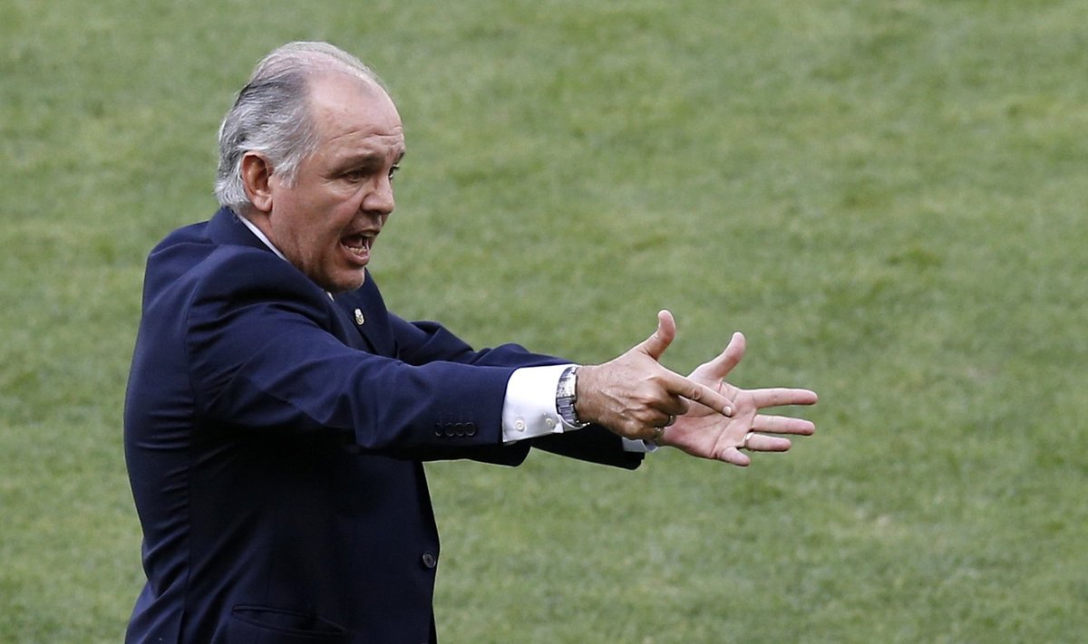 Argentina's coach Sabella gestures during their 2014 World Cup Group F soccer match against Iran at the Mineirao stadium in Belo Horizonte