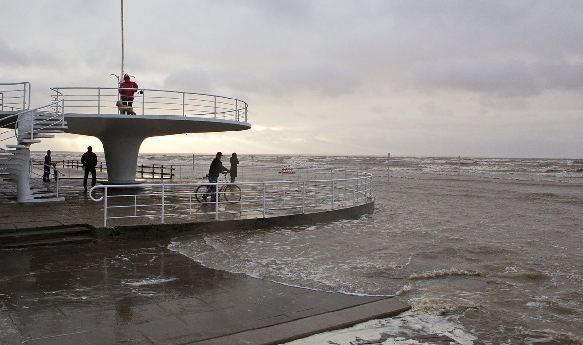 Pärnu rannahoone tormijärgsel hommikul.