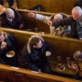 ФОТО DELFI: В церкви Олевисте угостили кофе и кренделем бездомных и малоимущих