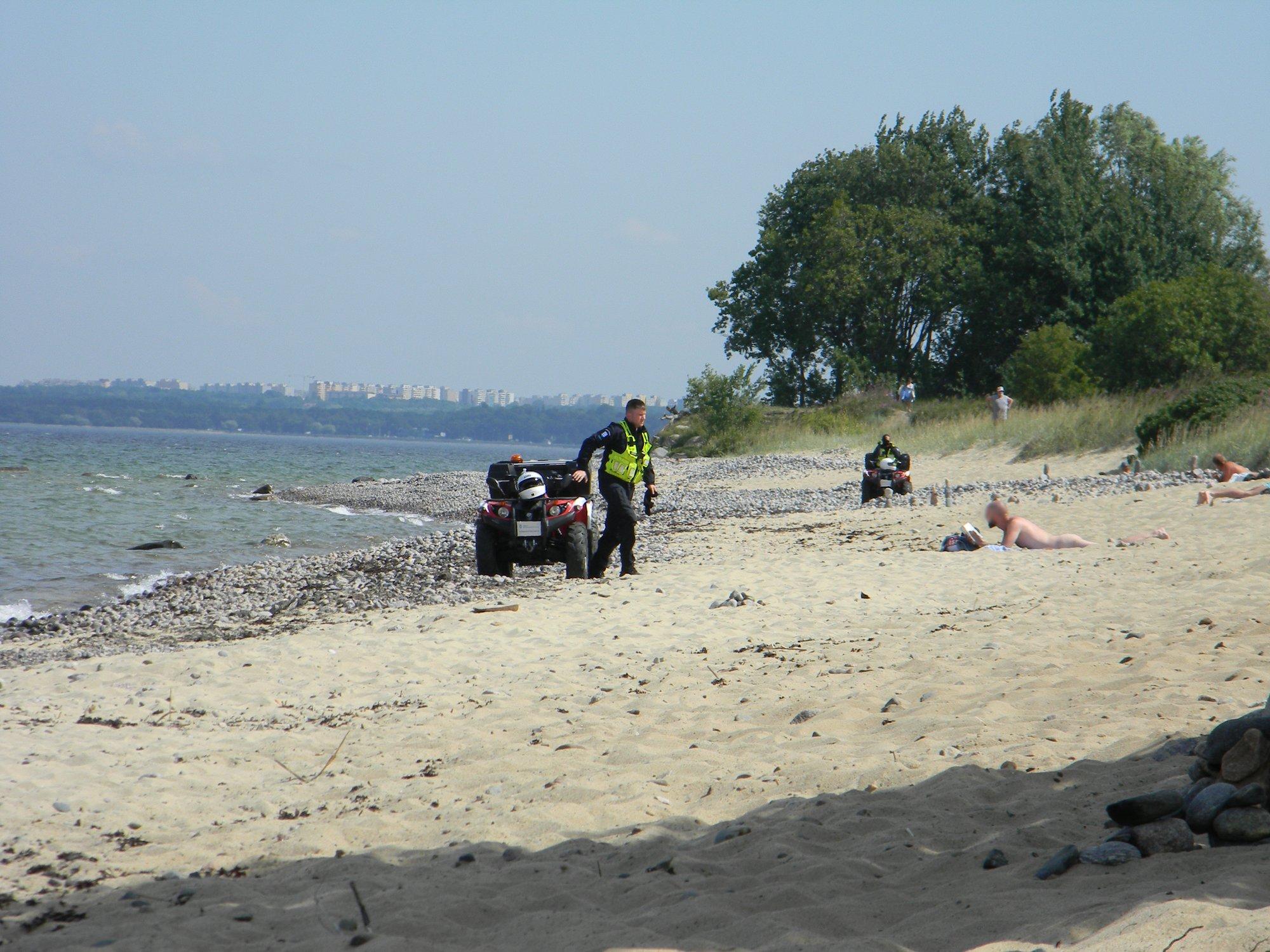 ФОТО: На пляже Пикакари сотрудники МуПо призвали нудистов к порядку - Delfi  RUS