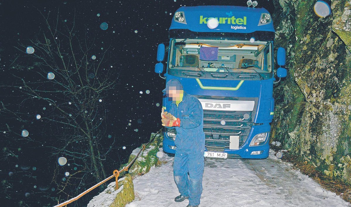 KRÕBEDA HINNAGA JUHTIMISVIGA: Eesti mees jäi Norras veoautoga kuristiku ja kalju vahele kinni. Masin viidi minema helikopteriga.