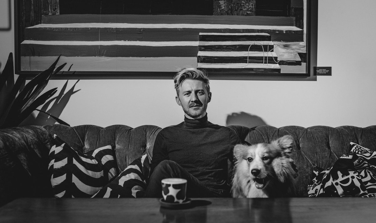 HINGESUGULASED Ewert Sundja ja Monty käivad peaaegu kõikjal koos, ka kohvikus.