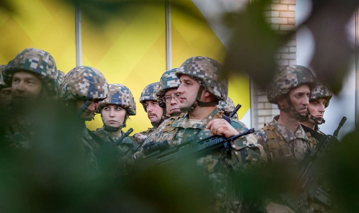 Правда ли, что украинцев заставляют идти в эстонскую армию под угрозой  депортации? - Delfi RUS