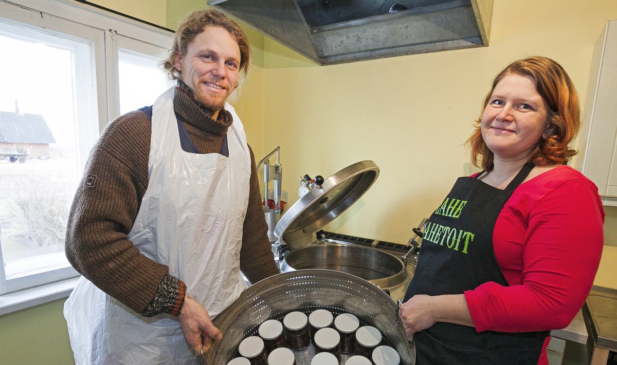 Priit ja Janika Hinto katsetavad mahedate purgisuppide ja marineeritud salatite valmistamist.
