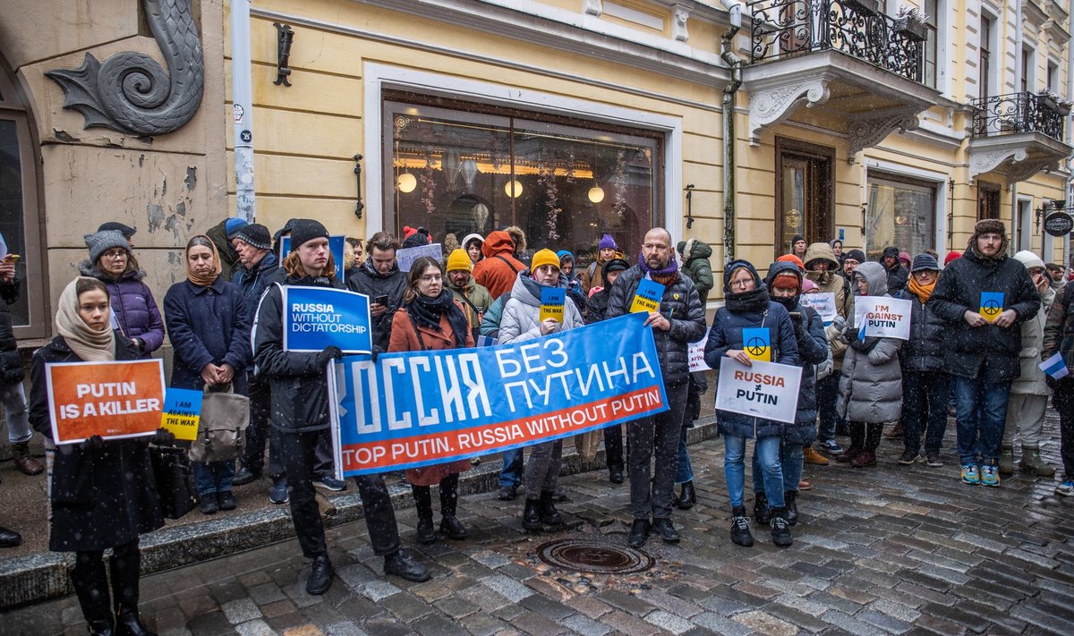 Акция протеста перед посольством РФ в Таллинне.