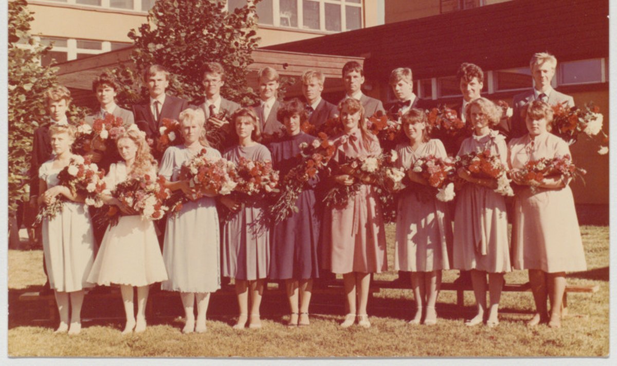 1986. aastal tehtud fotol on Palamuse keskkooli lõpetajad, aga samasugused olid pea kõikide Eesti koolide lõpupildid 1980ndatel.