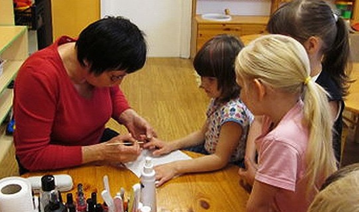 Lapsed küünetehniku tööd uudistamas. Foto: Erakogust