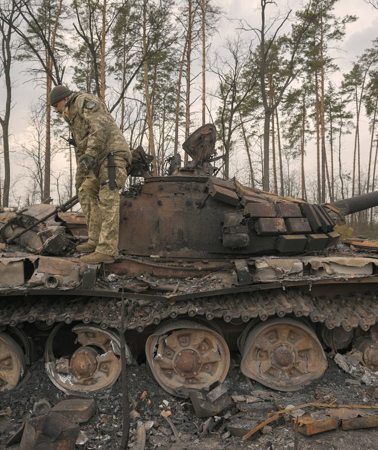 Ukraina sõdurid ronisid Kiievi lähedal hävitatud Vene tanki otsa