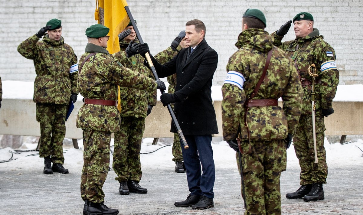 Kaitseliidu ülema vahetuse tseremoonia detsembrikuus. Kaitseminister Hanno Pevkur annab kindralmajor Ilmar Tammele üle lipu.