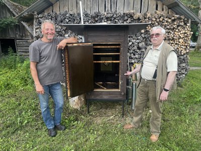 Külla kutsub Ääsmäe jahimajake. Madis Liivaäär paremal.