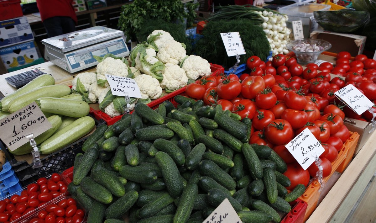 Eesti kurgid ja tomatid Mustamäe turul Tallinnas