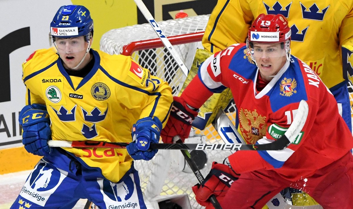Jesper Sellgren (L) of Sweden vies with Pavel Karnaukhov of Russia during the Ice hockey, Eishockey Euro Hockey Tour Ka