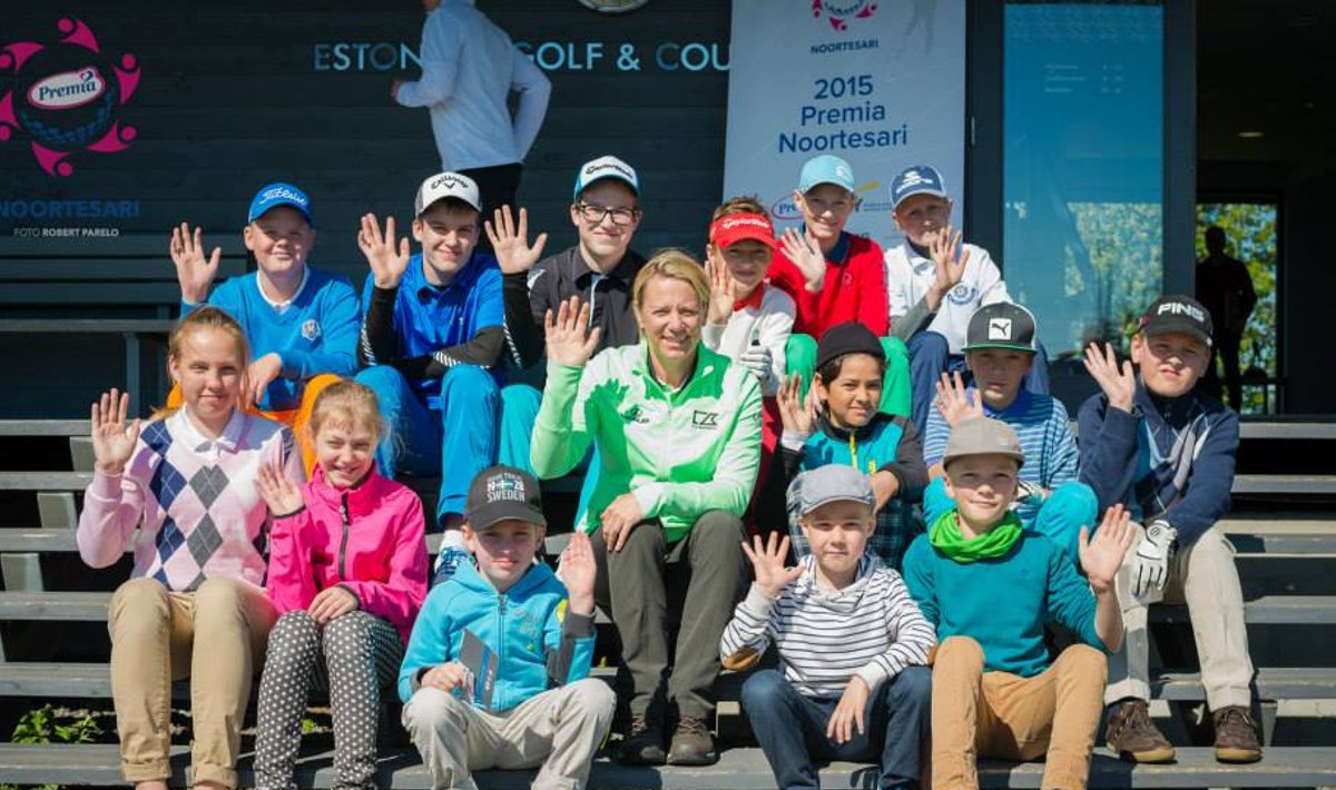Annika Sörenstam ühispildil noorte golfaritega.