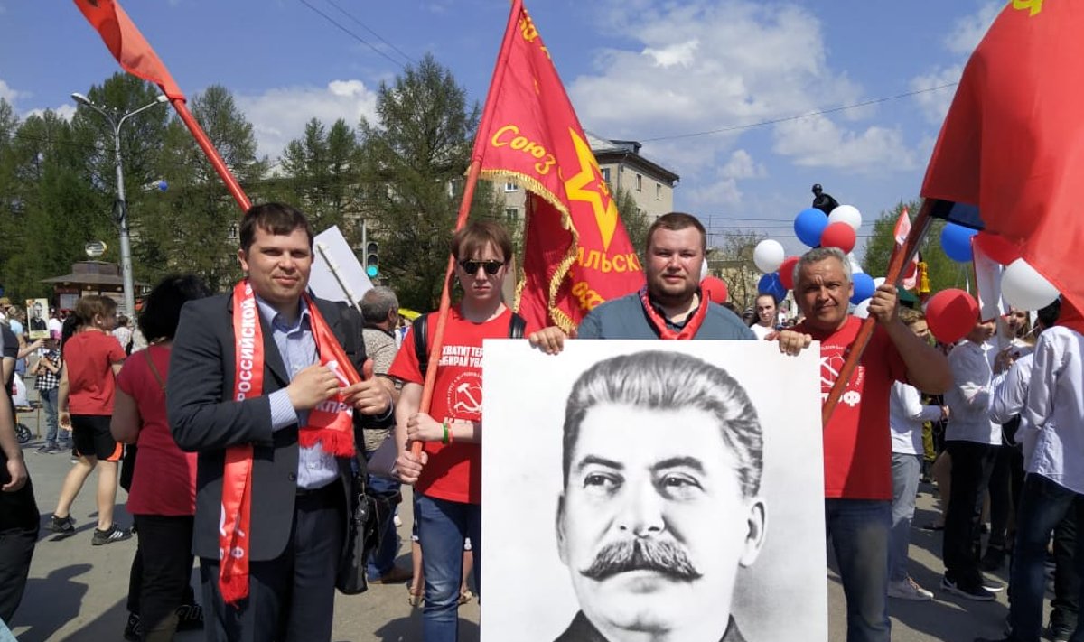 Rongkäik Stalini pildi ja punaste lippudega