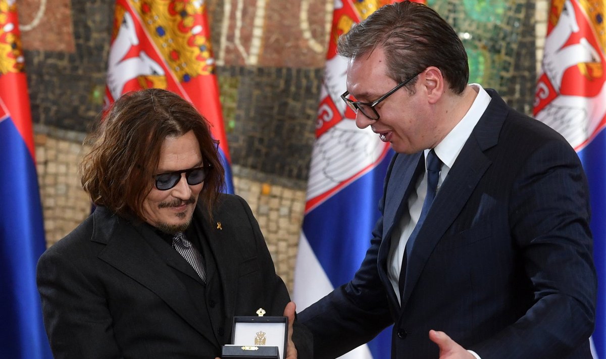 Serbia president tunnustas Johnny Deppi teenetemärgiga.
