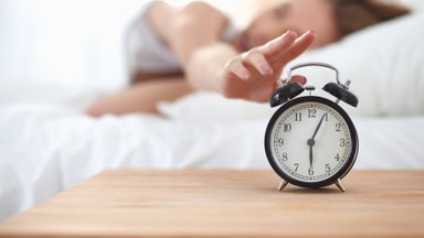 Почему нельзя переводить будильник: четыре правила качественного сна