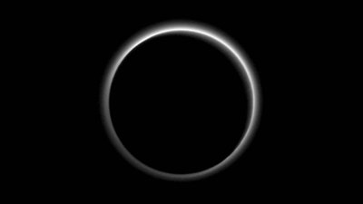Pluuto atmosfääri näitab foto, mis tehtud kui Pluuto jäi täpselt Päikese ja New Horizonsi vahele. Foto: NASA/JHUAPL/SwRI