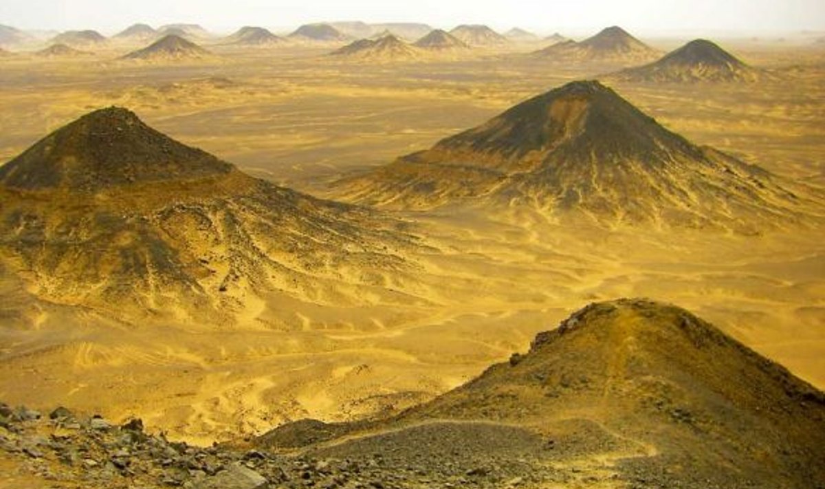 Must kõrb: Pruunikasoranži pinnase ja vulkaanikujuliste mägedega. (Maris Kurme)