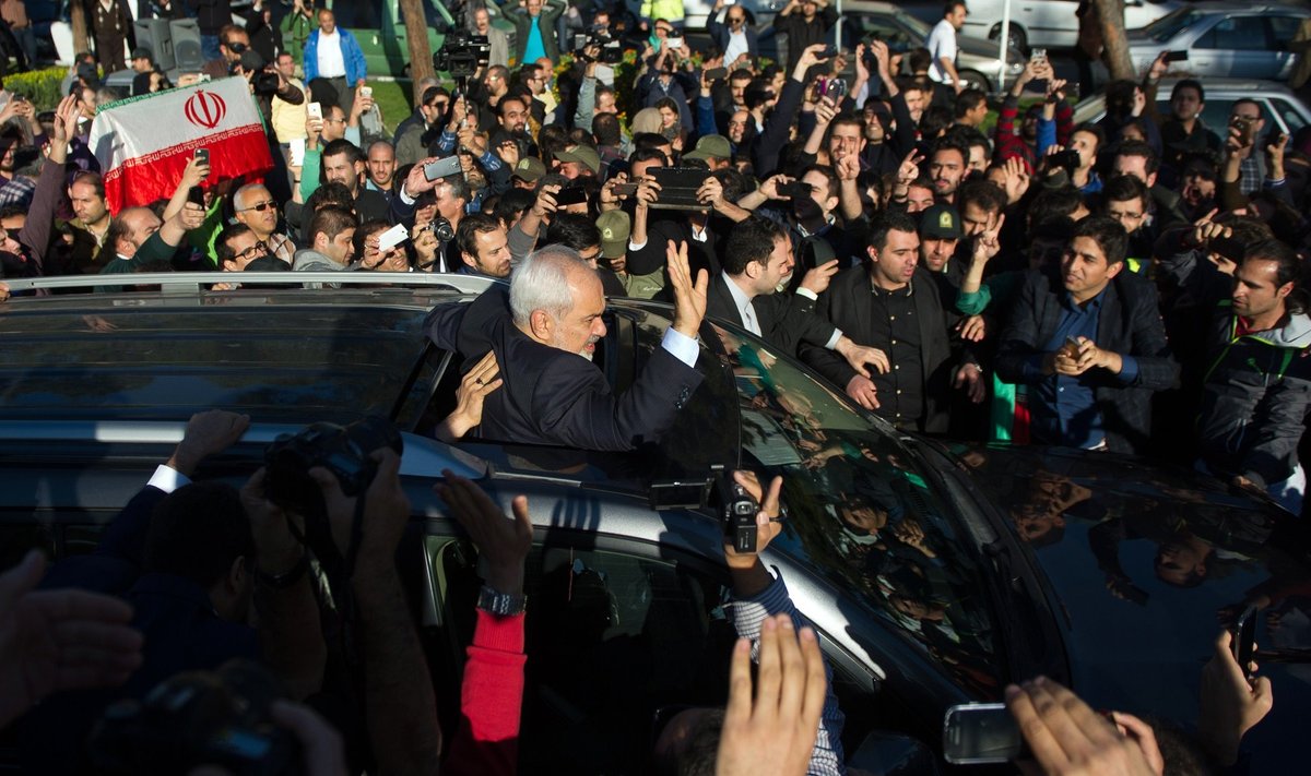 Leppe saavutanud Iraani välisminister  Mohammad Javad Zarif võeti koju saabudes vastu kui rokkstaar. Tõsi on, lepe Iraaniga rokib üle maailma.