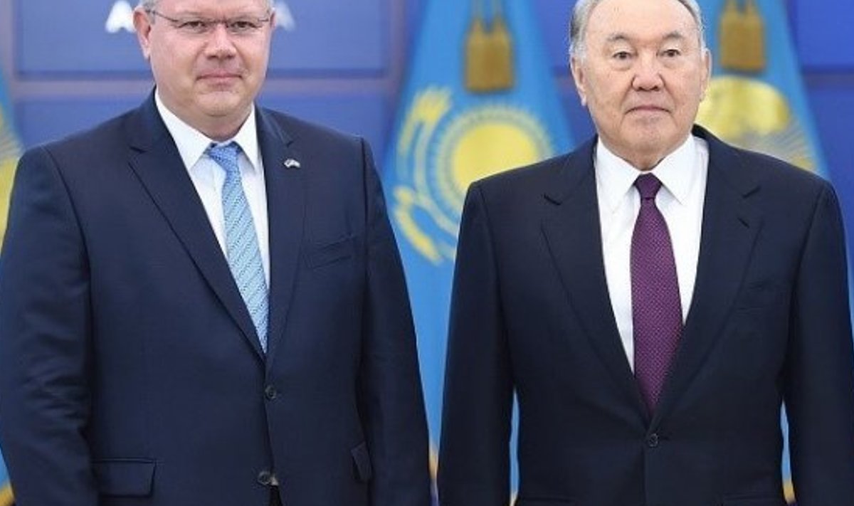 Suursaadik Heiti Mäemees ja Kasahstani endine president Nursultan Nazarbajev. 