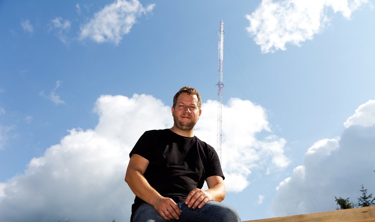 Steffen Manfred Noe selja taga kõrgub torn, mis sügisel hakkab Tartumaal Järv­selja metsade keskel õhku ana­­lüü­si­ma.