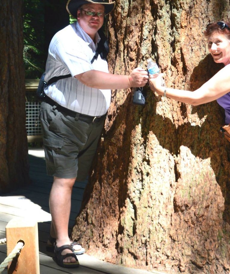 Algur ja Maili Kaerma mõõtsid Kanadas koos puu jämedust. Oli üsna suur.
