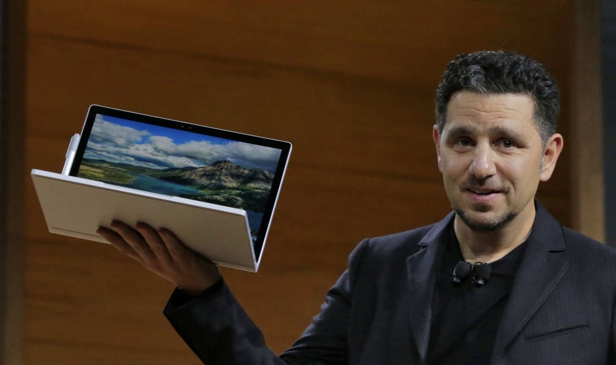 MS-i Surface'i osakonna tippjuht Panos Panay (lahe nimi) esitleb Surface Booki uut mudelit. (Foto: AP)